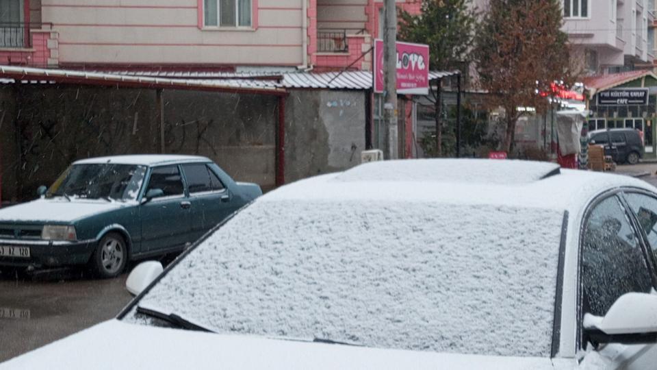 AFYONKARAHİSAR'DA KAR YAĞIŞI ETKİLİ OLDU