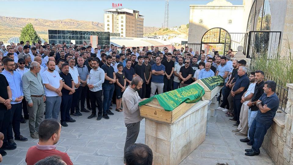 Kazada hayatını kaybeden 2 kişi toprağa verildi