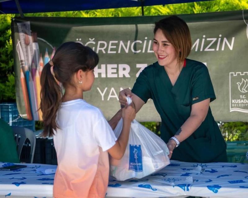 Kuşadası'nda öğrencilere 122 bin beslenme paketi desteği