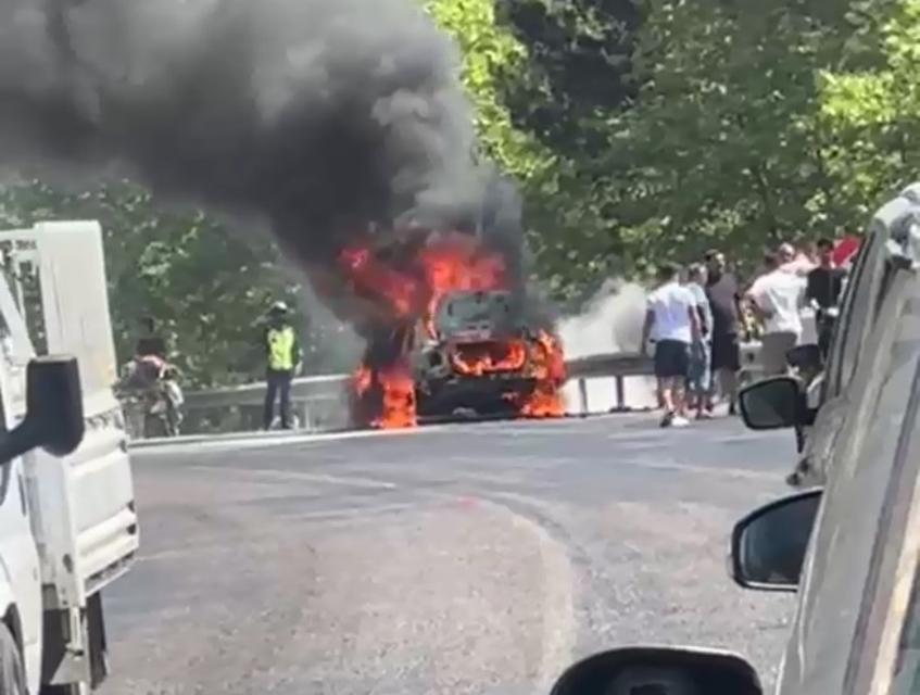 Seyir halindeki otomobil alev aldı