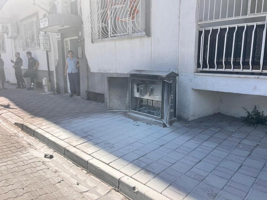 ELEKTRİK PANOSUNDA ÇIKAN YANGIN EKİPLERİ HAREKETE GEÇİRDİ