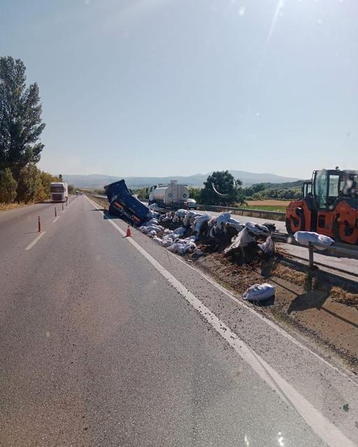 BALIKESİR'DE KONTROLDEN ÇIKAN TIR BARİYERLERE ÇARPTI