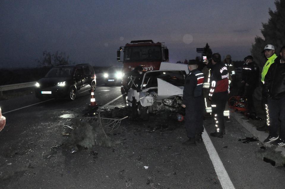Manisa'da feci kaza: 2 ölü, 5 yaralı