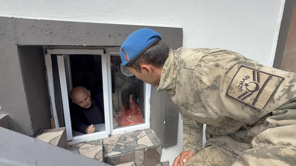 Jandarma ev ev gezip vatandaşları taşkına karşı uyardı