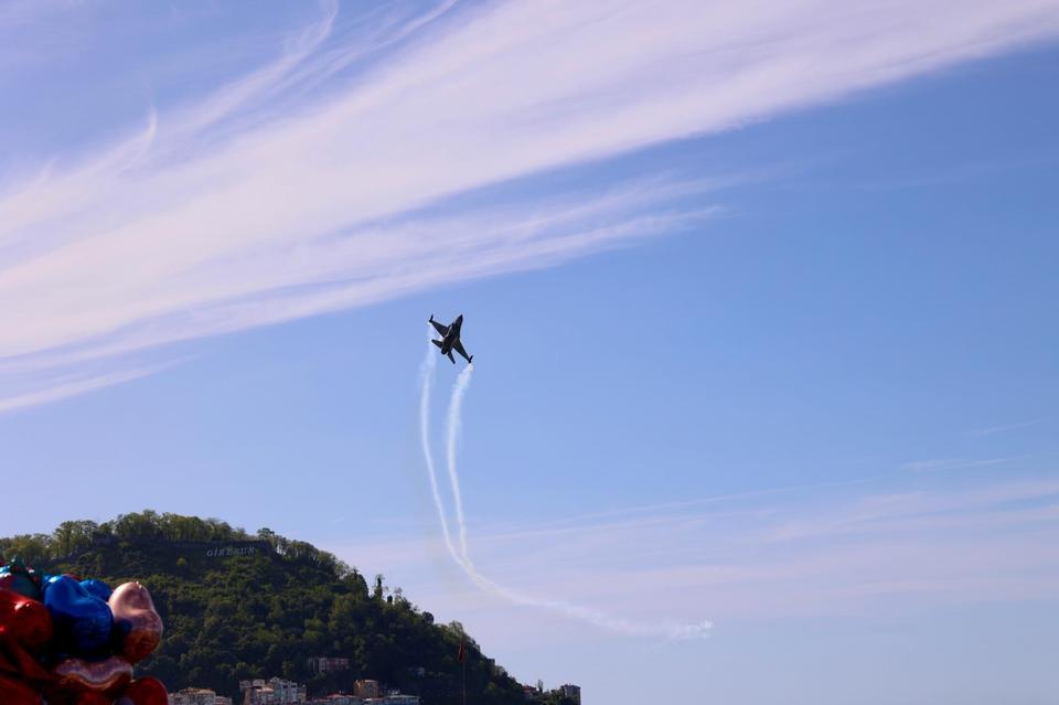 GİRESUN'DA SOLOTÜRK GÖSTERİSİ İLGİYLE İZLENDİ