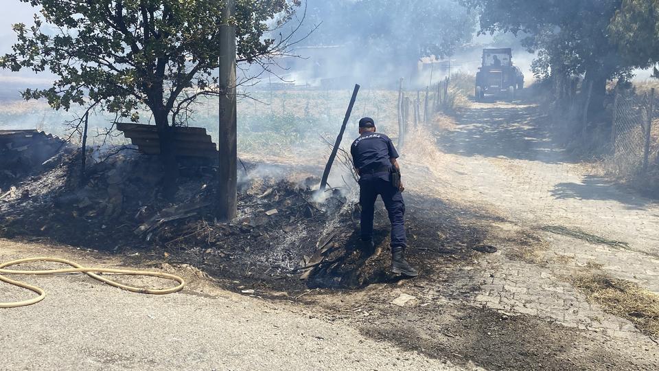 ÇANAKKALE'DEKİ ORMAN YANGININDA KÖYE ULAŞAN ALEVLER KARŞISINDA JANDARMA VE KÖYLÜLER SEFERBER OLDU