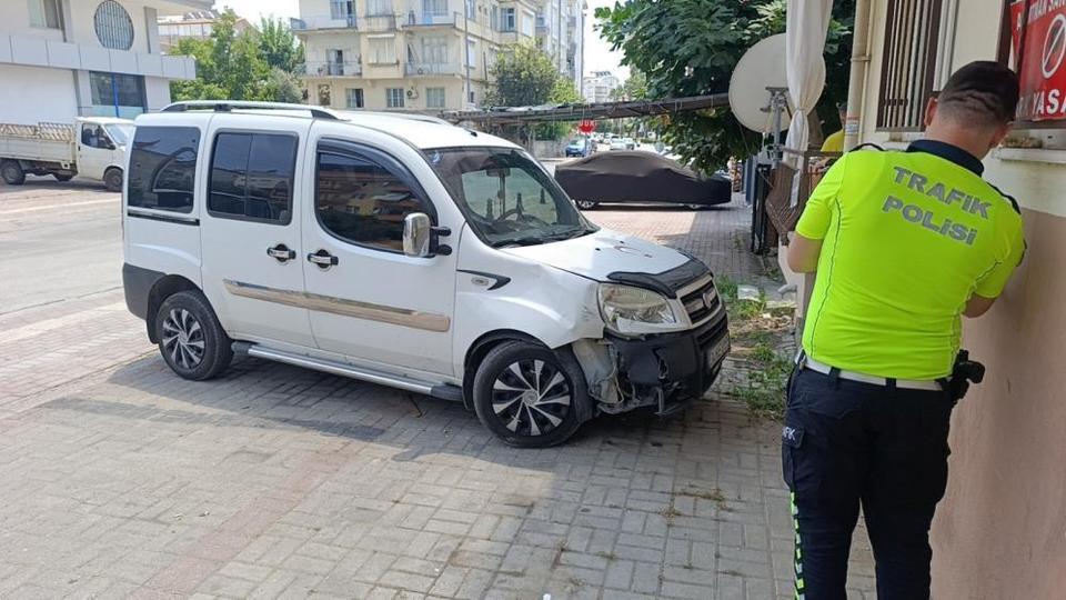 Hafif ticari araç ile motosiklet çarpıştı