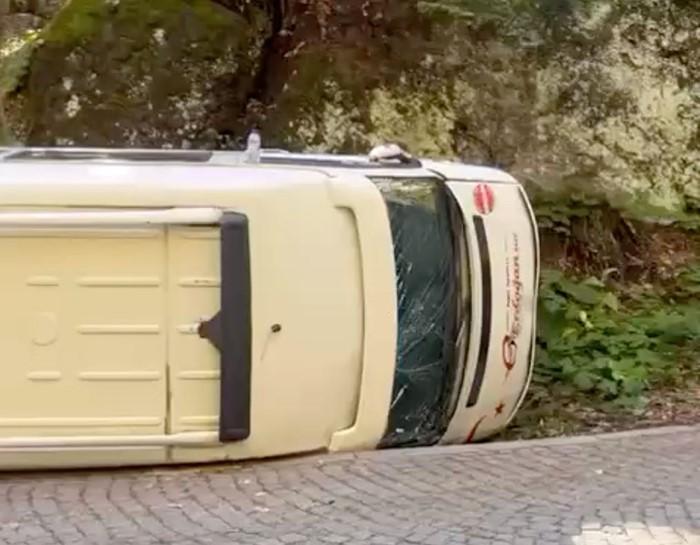 Milli Park'ta minibüs devrildi