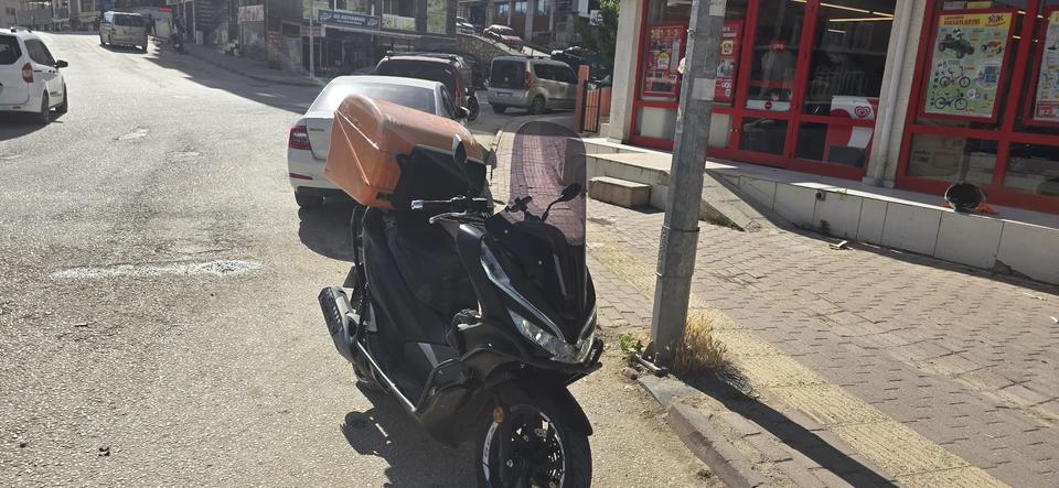 PARK ETMEK İSTERSEN MOTOSİKLETE ÇARPTI: 1 KİŞİ YARALANDI