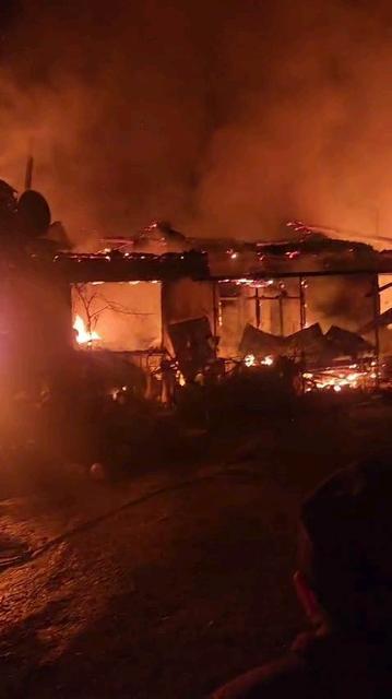 EDİRNE'DE AHIRDA ÇIKAN YANGIN 3 EVE SIÇRADI
