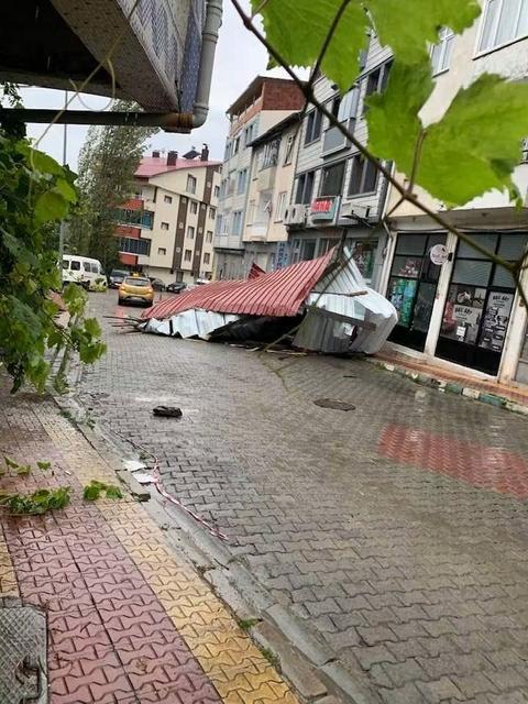 Fırtınada uçan çatı aracın üzerine düştü