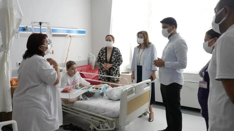 Aydın'da tedavi gören minik hastalara moral oldular
