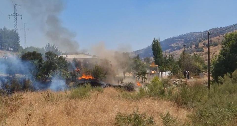 Elektrik direğindeki patlama yangına neden oldu