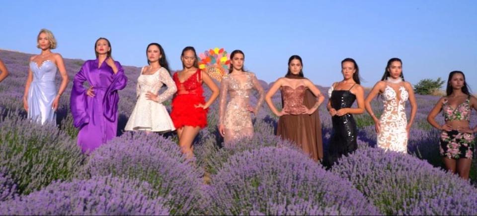 Mor tarlalarda podyum kuruldu, lavantalar arasında renkli defile