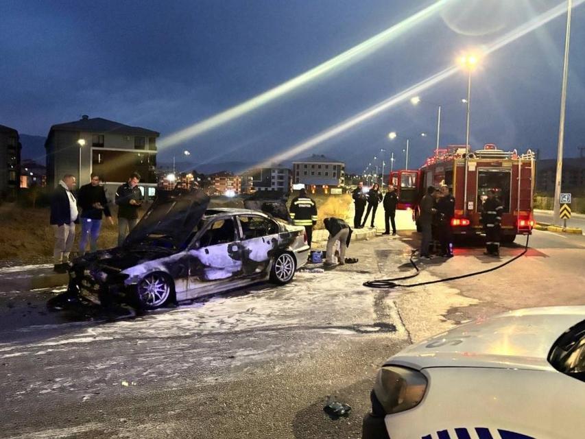 Seyir halindeki otomobil alev aldı: 2 kişi son anda kurtuldu