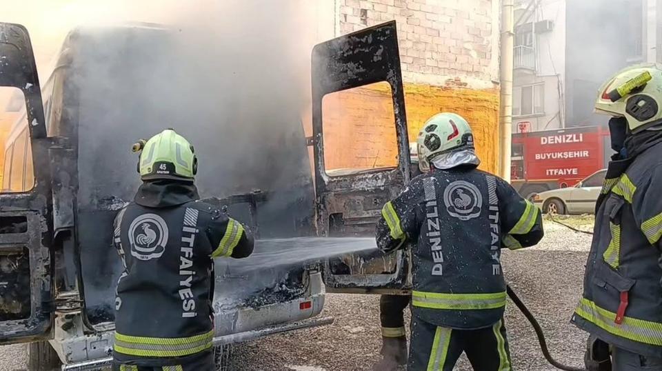 Seyir halindeki otomobil alevlere teslim oldu