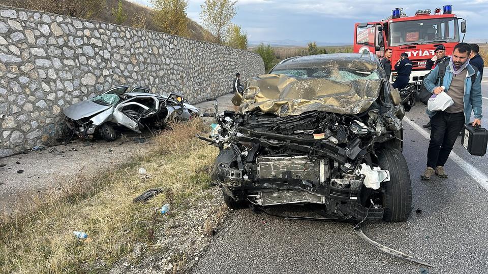 ÇORUM'DA OTOMOBİL İLE CİP ÇARPIŞTI: 4 ÖLÜ, 2 YARALI