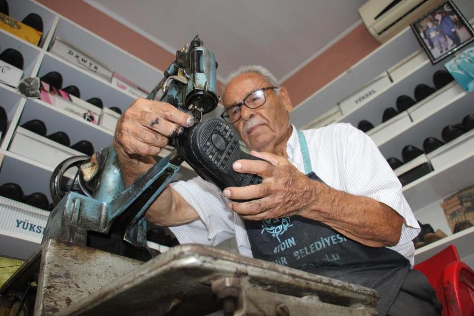 Aydın'da ayakkabı doktoru Nail Usta, 75 yıldır baba mesleğini yapıyor