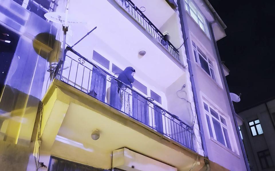 AYRILDIĞI ERKEK ARKADAŞI EVİ BASTI, KADIN ALT KATIN BALKONUNA ATLADI BALKONLARDA MAHSUR KALAN YARALI ANNE İLE KIZI İTFAİYE MERDİVENİYLE KURTARILDI