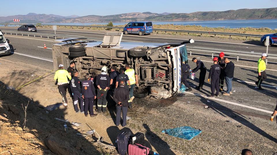 ELAZIĞ'DA YOLCU MİDİBÜSÜ KARŞI ŞERİDE GEÇEREK YAN YATTI: 25 YARALI