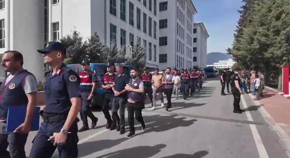 Adliyeye önünde şüphelilere ailelerinden ibretlik tepki: Yüzlerine tükürdüler
