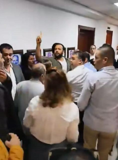 Kuşadası Belediye Meclisi'nde kavga: İYİ Parti üyeleri toplantıyı terk etti