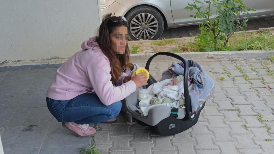 HIRSIZLIK İHBARINA GİDEN POLİS, ÖZEL GARAJDA 5 AYLIK BEBEKLE ANNESİNİ BULDU KADININ KAPISI AÇIK OTOMOBİLE GİRDİĞİ; ARAÇ İÇERİSİNDEN RUHSAT, ANAHTARLAR VE GARAJ KUMANDASINI ALARAK GARAJA GİRDİĞİ ANLAŞILDI GARAJ SAHİBİ KADIN ŞİKAYETÇİ OLMADI BEBEK VE ANNE POLİS EKİPLERİ TARAFINDAN YAKINLARINA TESLİM EDİLMEK ÜZERE GÖTÜRÜLDÜ