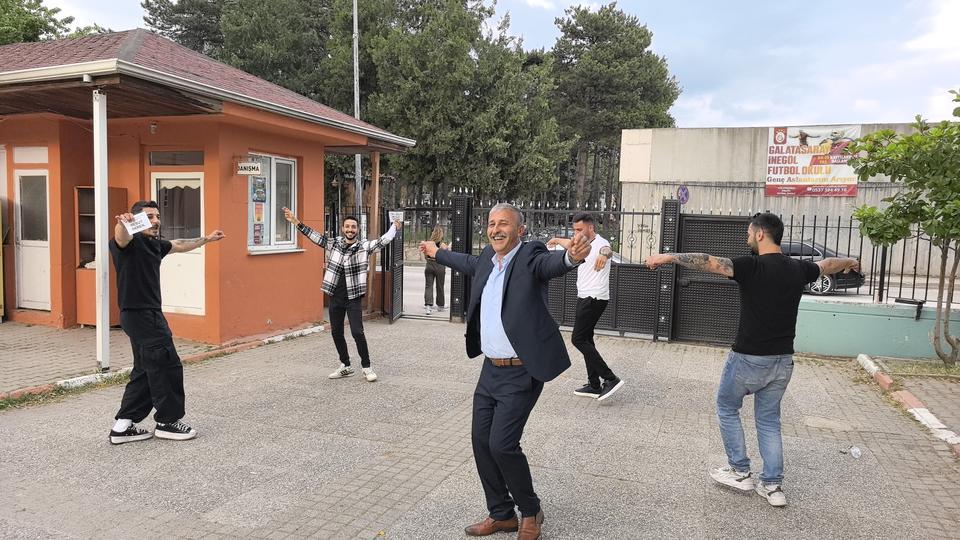 Muhtarlığı kazandı, çiftetelli oynadı