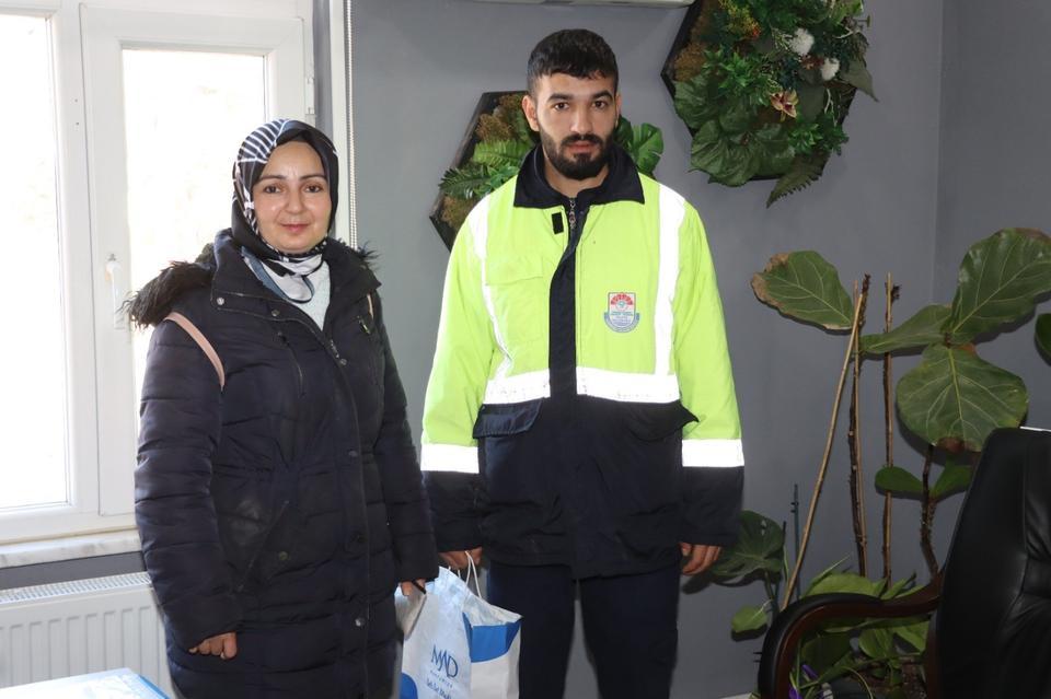 YALOVA'DA TEMİZLİK GÖREVLİSİ BULDUĞU CÜZDANI SAHİBİNE TESLİM ETTİ