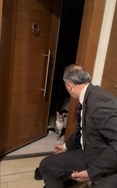 EVİN ANAHTARI ARABADA KALDI, KAPIYI 'FRED' AÇTI