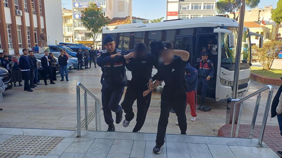 UYUŞTURUCU OPERASYONUNDA YAKALANAN 98 ŞÜPHELİ ADLİYEYE SEVK EDİLDİ