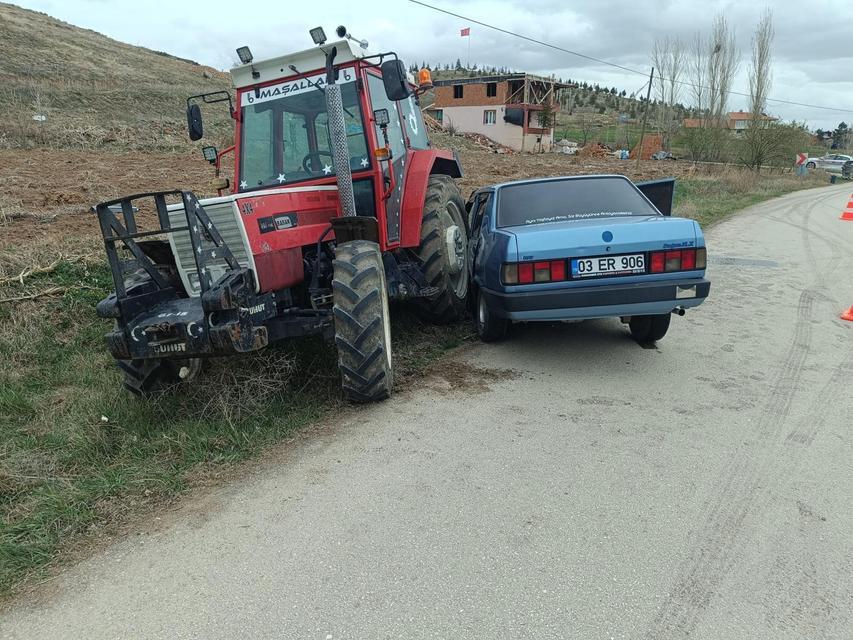 Otomobilin traktöre çarptığı kazada 3 kişi yaralandı