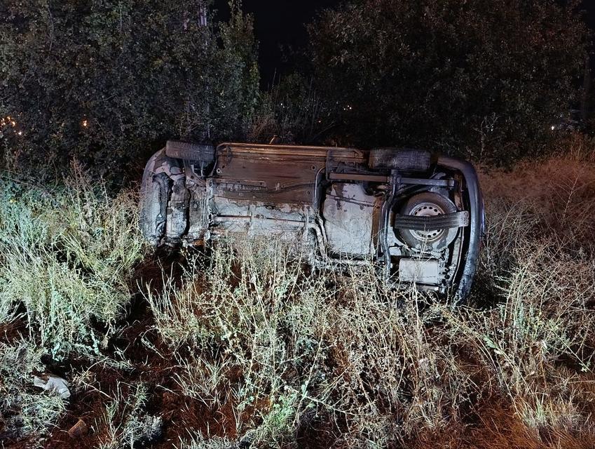 Yağışlı havada yoldan çıkan hafif ticari araç devrildi: 2 yaralı