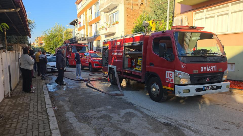 ELEKTRİKLİ BATTANİYE EVİ KÜLE ÇEVİRDİ, YAŞLI ADAM SON ANDA KURTULDU