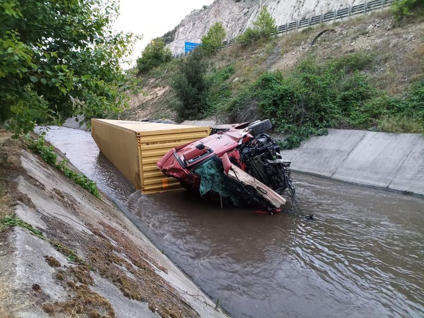 Dereye uçan tırın sürücüsü hayatını kaybetti