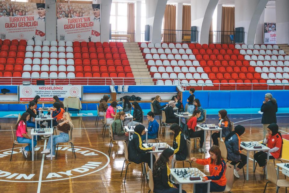ÖĞRENCİLER HAMLELERİNİ, ŞAMPİYONLUK İÇİN YAPTI