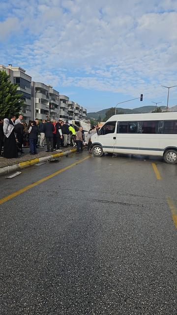 Aydın'da korkunç kaza: 5 öğrenci, 1 servis şoförü hastaneye kaldırıldı