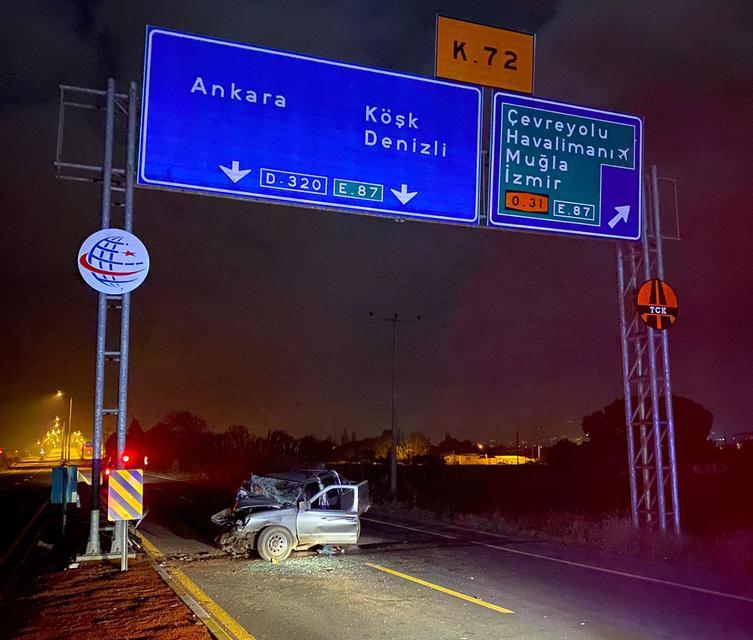 Aydın'da yön tabelasına çarpan pikabın sürücüsü yaralandı