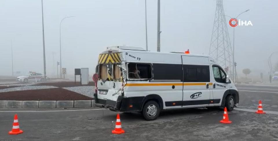 Öğrenci servisi, tır ve hafif ticari araçla çarpıştı: Çok sayıda yaralı