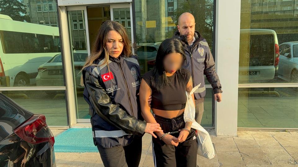 Genç kızın telefonunu gasp edip dudak dolgusu yaptırdılar