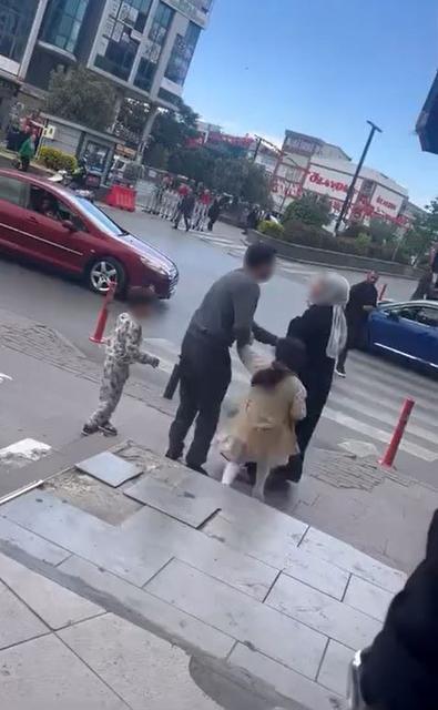Kıskançlık krizi geçiren kadın, genç bir kızı bıçakladı