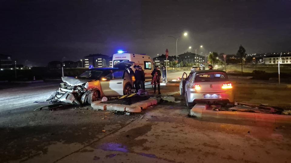 Kavşakta çarpışan 2 araç adeta hurdaya döndü: 3 yaralı