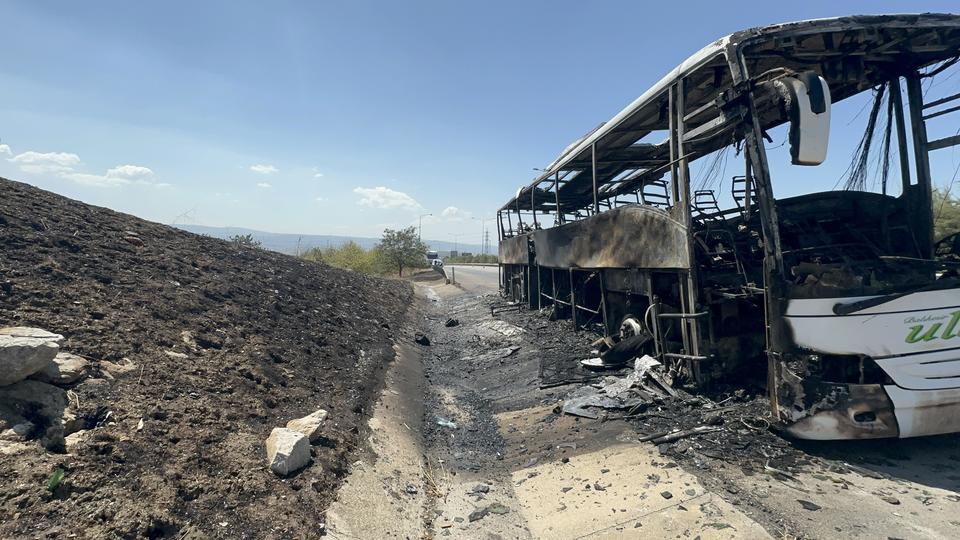 OTOBÜS ALEVLERE TESLİM OLDU: YANGIN OTLUK ALANA SIÇRADI, 41 YOLCU TAHLİYE EDİLDİ OTOBÜS ŞOFÖRÜNÜN BEKLEYİŞİ YÜREKLERİ DAĞLADI OTOYOLDA CAN PAZARI