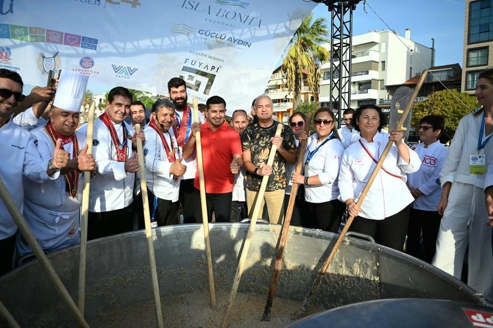 KUŞADASI SOKAK FESTİVALİ COŞKUSU ULUSLARARASI ARENAYA TAŞINDI
