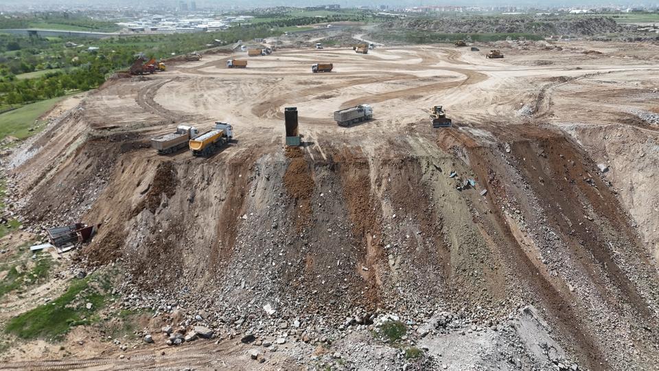 MALATYA'DA DEPREMİN İZLERİ DAĞ OLDU HAYALLERİN VE HATIRALARIN ALTINDA KALAN ENKAZ DAĞLARI GÖRENLERİ HÜZNE BOĞUYOR