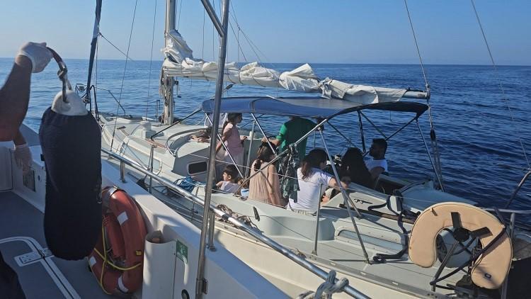 Didim'de sürüklenen yelkenli teknedeki göçmenler kurtarıldı