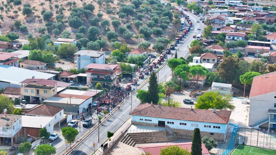 DİDİM TARIM ŞENLİĞİ'NDE 3'ÜNCÜ GÜN GERİDE KALDI TARIMIN EMEKÇİ KADINLARI TRAKTÖRLERİYLE DİDİM'DE BULUŞTU