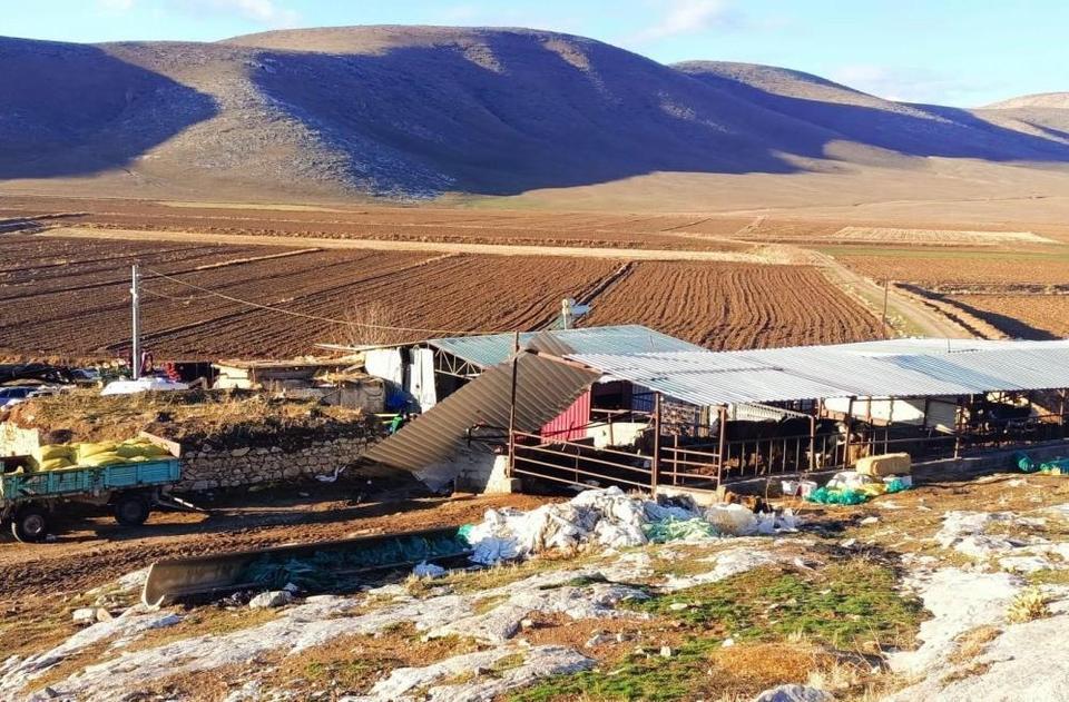 Fırtınada uçan çatının altında kalan şahıs hayatını kaybetti