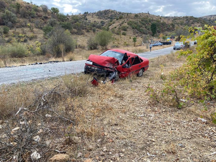 Köy yolunda kaza: 1 ölü, 2 yaralı