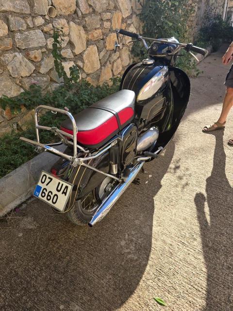 Mıcırda kayan motosiklet devrildi: 2 yaralı